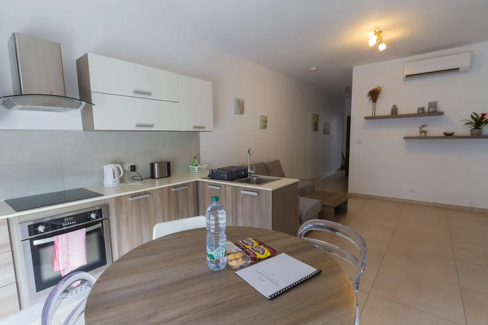 Fully equipped kitchen with electric oven, hob and dining table